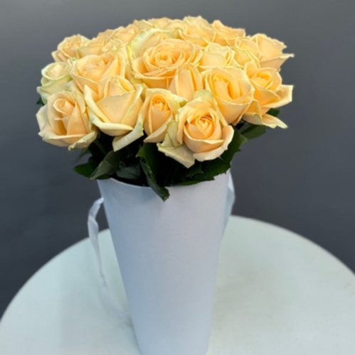 25 кремовых роз в конусе в Электростали