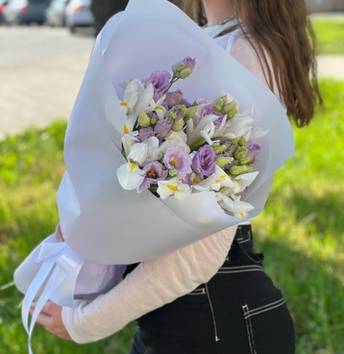 Букет "Вива ла дива" из эустом и ирисов в Электростали