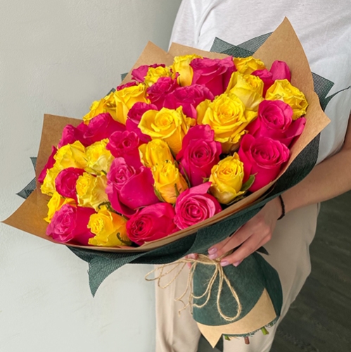 Букет из 51 малиновой и лимонной розы (40 см) в Электростали