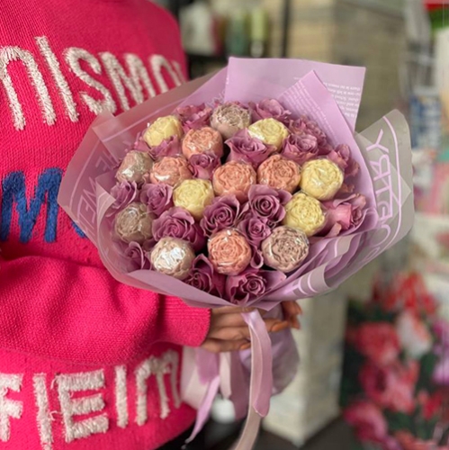 Букет из роз и шоколадных пионов в Электростали