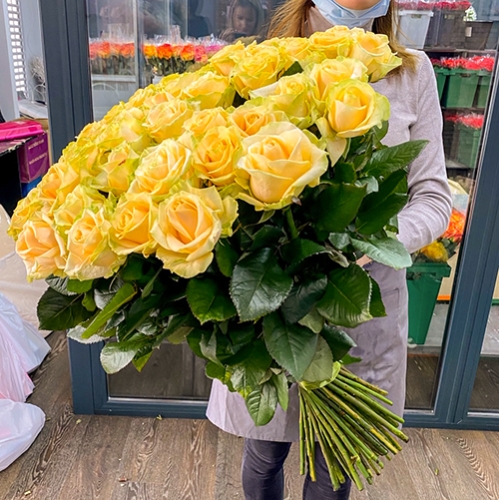 75 роз Аваланж (70 см) в Электростали