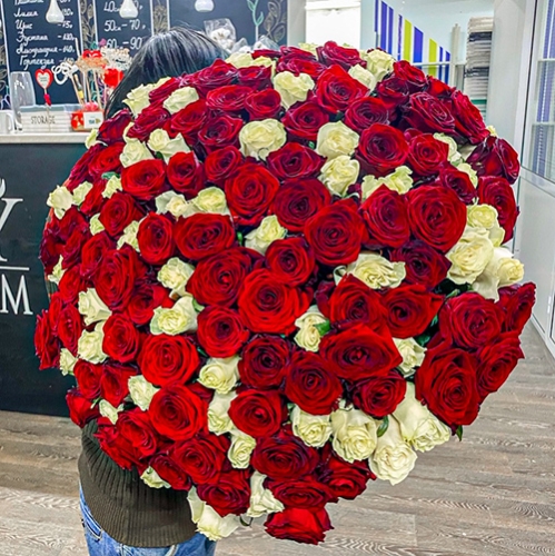 Букет 151 роза красный и белый микс (60 см) в Электростали
