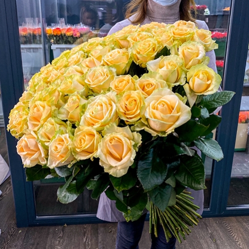 75 роз Аваланж (70 см) в Электростали