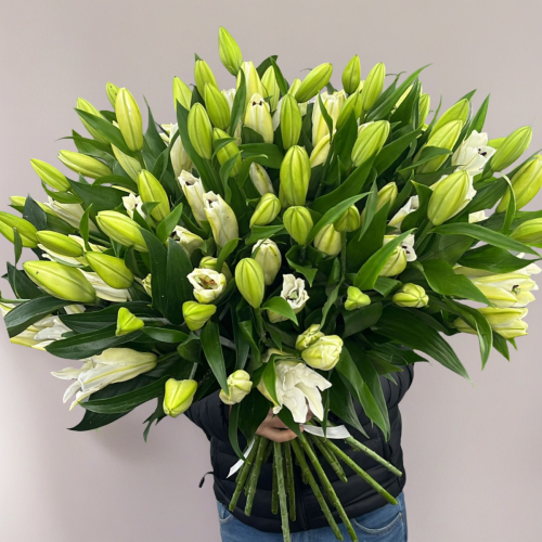 Объемный букет из 27 ароматных белых лилий в Электростали
