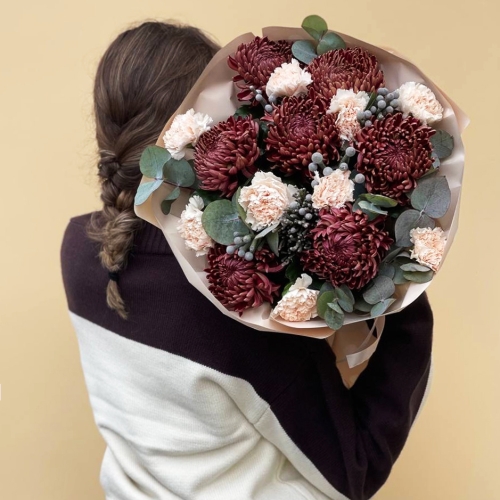Букет "Миндальный шоколад" из винных хризантем Бигоуди, брунии и диантусов в Электростали