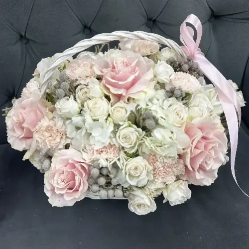 Нежная композиция в корзине с французскими розами, гортензиями и гвоздикой в Электростали