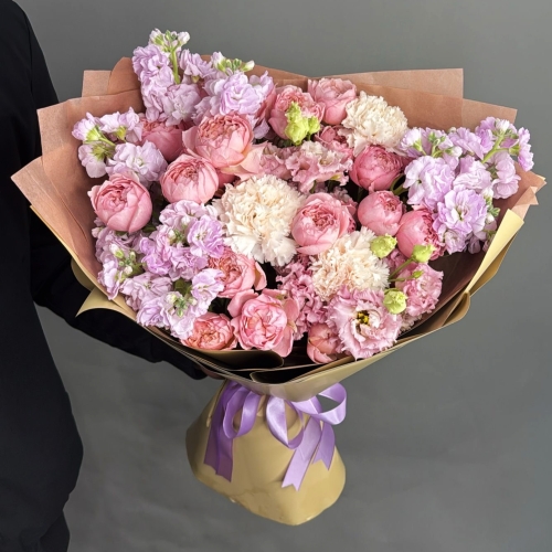 Букет "Амели" из ароматных маттиол, пионовидных кустовых роз Джульетта  эустом и диантусов в Электростали